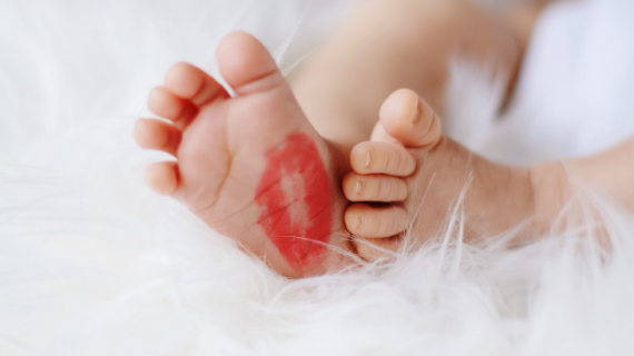 Recién nacido atado de pies y manos, ¿un buen desarrollo del bebé? recien-nacido-atado-de-pies-y-manos-un-buen-desarrollo-del-bebe